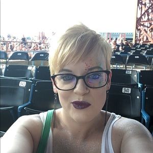 Meet your Posher, Cassandra